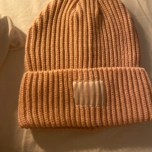 LJUSROSA MÖSSA - Supersöt ljusrosa mössa som endast är testad. Fin passform & perfekt till höst/vinter! (kan skicka fler bilder på). 🤍🤍