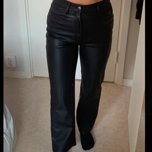 Raka skinnbyxor, H&M, storlek 36 - Använd max 3 ggr, mycket bra skick, storlek 36.