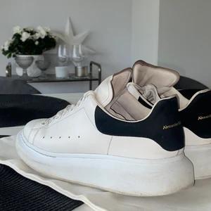 alexander mcqueen skor  - säljer mina fina skor, för att dom är lite för stora och då inte kommer till nån användning 🥲 jättefint skick! det ända kan va att snörena är lite smutsiga men det kan jag fixa om det är så💘