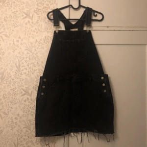 Hängselklänning från Asos! - Supersnygg demin hängselklänning med fem fickor!