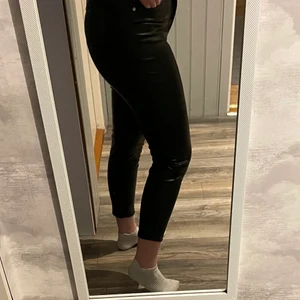 Skinnbyxor från H&M - Köpta för ett tag sen. Sparsamt använda. Sitter bra på mig men är för korta för min smak. Därför säljer jag. 