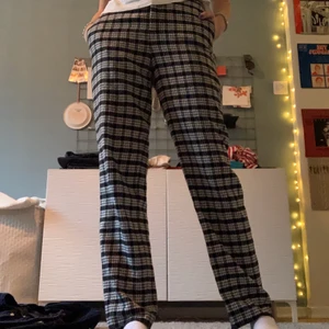 Rutiga långa kostymbyxor ZARA  - Säljer mina rutiga kostymbyxor från Zara i storlek S. Dom är långa i modellen då dom är nedsydda. Passar mig bra som är 180 cm. Det är bara att fråga för exakta mått!! 💗 