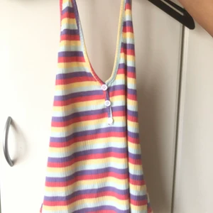 Topp - Aldrig tagit på mig den då jag inte funnit rätt tillfälle men även att jag inte tyckte om att den sträckte sig endast till midjan, annars jätte fin, får early 2000s vibe.