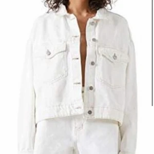 Vit jeansjacka - Säljer min jättefina vita jeansjacka som endast är använd 2-3 gånger! Kontakta för fler bilder eller frågor💖💕