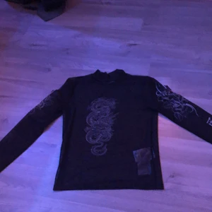 Genomskinligt svart tröja - ‼️KATT FINNS I HEMMET‼️ säljer denna pga att den aldrig kommer till användning (använd 1 gång!)