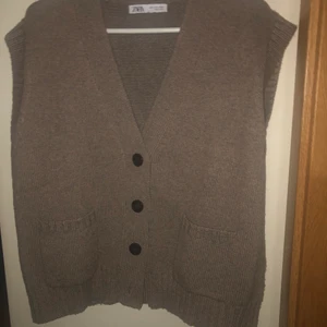 Stickad väst zara - Stickad väst köpt på zara. Använd fåtal gånger men i väldigt bra skick. Möts upp i Stockholm eller fraktar (köparen står för fraktkostnad). 