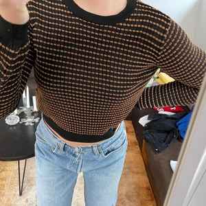 Glittrig topp från Zara - Säljer min svarta topp med glitter från Zara. Skick: använd 2-3 gånger. Storlek: S. Jag är en 36/38 och är 167 cm. 🥰