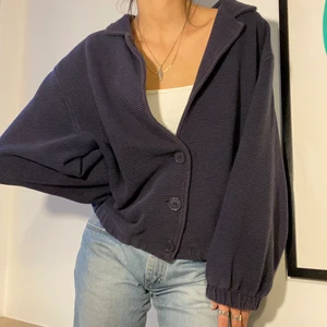 Blå kofta one size - JätteGOLLIIIIG marinblå kofta med knappar. Typ nästan lite manchester-liknande i tyget med ränderna! One size, den sitter så här på mig som är xs-s 🤝