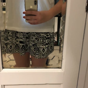 Kjol - En supersnygg kjol som tyvärr inte kommer till andvändning💗 Den är lite högre i midjan och dessutom så är den ribbad💗💗 Kan ha budgivning om många blir intresserade💗