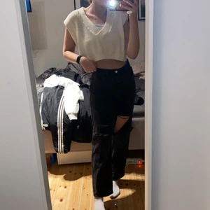 Beige stickad väst - Beige stickad väst ifrån Monki, använd enstaka gång. Storlek XS men skulle säga att den passar upp till M/L:) (köparen står för frakt)