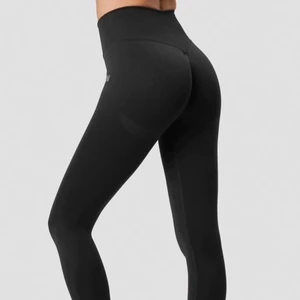 OANVÄNDA Scrunch seamless tights ICIW  - Helt oanvända scrunch seamless tights i färgen svart från Iciwill. Storlek S. Nypris 699kr. PRISLAPPEN SITTER KVAR.