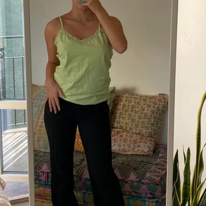 Topp! - Topp med detaljer! Jag på bilden är M och linnet är storlek L💕 möts på söder annars står köparen för frakt på 45kr 