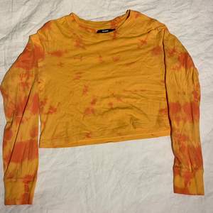 Långärmad kort tröja från BikBok som jag färgat till ett tie-dye mönster! Nice kvalitet och fina färger:)) säljer endast pga plats. 