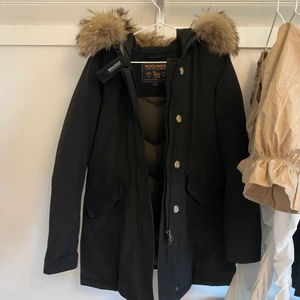 Woolrich jacka strl M - Säljer min fina vinterjacka från Woolrich i nyskick. Köpt på Nk för 7999 kr. Inget att anmärka på!! Superfin och stor päls 💞