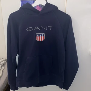 Gant hoodie - säljer en vant hoodie i väldigt fint skick. Den köptes för 1000kr på KidsBrandStore och säljer den nu för 150kr!😍