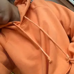 Fin orange hoodie från BikBok, aldrig använd, alltså i superskick 🧡