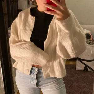 Vit kofta  - Säljer denna jättemysiga härliga kofta från Other stories. Den är stickad och lite randig i mönstret, armarna är långa och härliga. Jag har storlek L i denna men den är ändå ganska liten (passar mig som är 165) så den passar nog många storlekar beroende på hur man vill att den ska sitta❤️