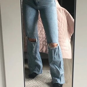Zara jeans - Jätte fina jeans från zara jättehöga i midjan tvättade kanske 3 gånger. Oseriös köpare på förra.