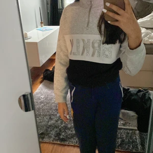 Hoodie. Hm 10-12  - Från hm, har använt den några gånger och kommer tvättat innan! Kan mötas upp och skicka. Ni betalar frakt 📦 