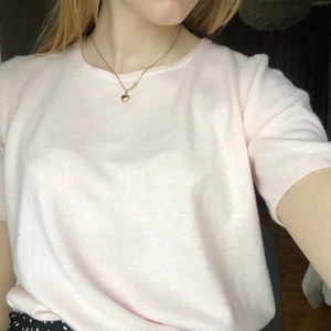 Rosa topp - Säljer den här virkade t-shirten då den inte kommer till användning, Det står L i den men skulle säga att den passar XS-L beroende på hur man vill att den ska sitta💫💫 Frakten är inte inräknad i priset💫