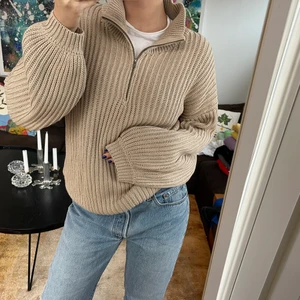 Beige pullover  - Säljer min beiga pullover från Na-kd. Skick: aldrig använd. Storlek: M jag är en 36/38 och är 167 cm. 🥰