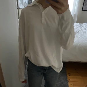 Stickad piké med långa armar  - Säljer en vit stickad piké med långa armar i storlek M. Tröjan är inköpt på pull and bear och säljs nu då den inte kommer till användning. För mig som vanligtvis är en xs blir tröjan lite oversize❣️