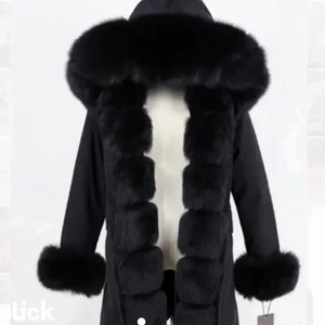 Fatima Parka Jacka - Jag säljer min Fatima Parka Jacka i storlek S då den är liten och inte kommer till användning för mig, Den är i Väldigt bra skick nästan som ny och använd fåtal gånger, för fler bilder är det bara att skriva privat😊Ifall man vill att jag ska frakta jackan så är de du som köper som står för frakt Kostnaden.