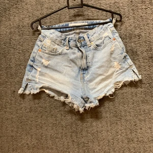 Shorts  - Ljus blå jeans shorts med små snygga hål 🤍💙