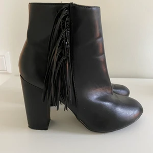 Klackskor med fransar - Klackskor med fransdetaljer från märket Public Desire. Använda 1 gång. Storlek 39. Nypris 499kr.