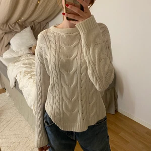 Vit stickad tröja  - Supermysig vit kabelstickad tröja från Lager 157. Jättefint skick. Köparen står för frakten.