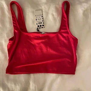 Rosa topp - Rosa topp från pieces, aldrig använd prislapp kvar! Frakt tillkommer💗