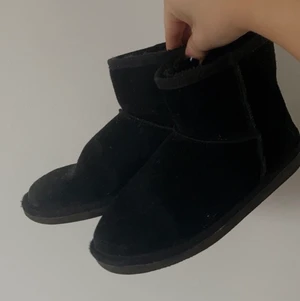 fale uggs från nelly  - svarta fakeuggs från nelly.com, är storlek 37 men passar mig som har 38❤️❤️ 