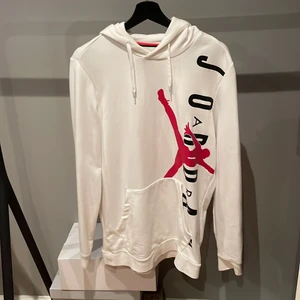 Air Jordan hoodie - Har haft den i 2 år, använt sällan. Inga flaws. 