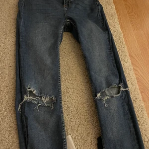 Slitna skinny jeans  - Säljer mina snake skinny jeans, med slitningar. Lite stora i storlek. Passar snarare en Xs