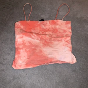 Topp - Fint mönstrad topp med små axelband. 