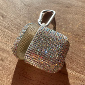 Airpods skal - Superfint glittrigt airpodsskal från bershka, har inte fått nån användning för just denna då jag har ett annat så därför säljer jag. Det är alltså i bra skick. Köp för 80 kr, köpare står för frakten. 💖