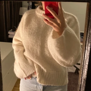 Stickad tröja från Rodebjer  - Säljer denna jättefina stickade tröja från Rodebjer. Den är stor i armarna och har flera fina detaljer. Storlek XS❤️