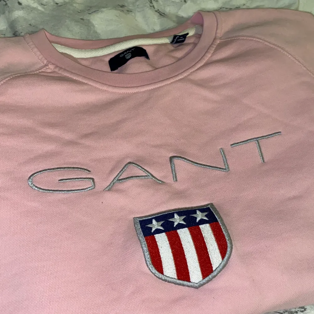 En fin rosa Gant tröja i storlek L, skulle säga att den är rätt liten i storleken. För övrigt fin och i bra skick! Kan frakta men då står du för frakten själv! Nypris 999kr så säljer den för 200kr, priser kan diskuteras om ni har några synpunkter😋. Tröjor & Koftor.