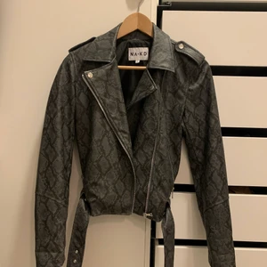 Jacka - Säljer även denna coola fakeskinn jacka från NA-KD🥰 Jackan är i storlek S och tillkommer även ett skärp som går att lossa ifall man föredrar det:) Pris: 70kr