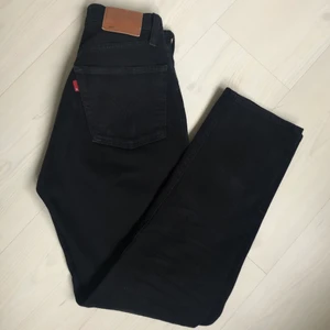 Levi’s Jeans - Jättesnygga svarta jeans från Levi’s💕 Använt ett antal gånger men bra skick! Midjemått 76 cm, inner benlängd 75 cm. Nypris 999kr! Köparen står för frakt 📦