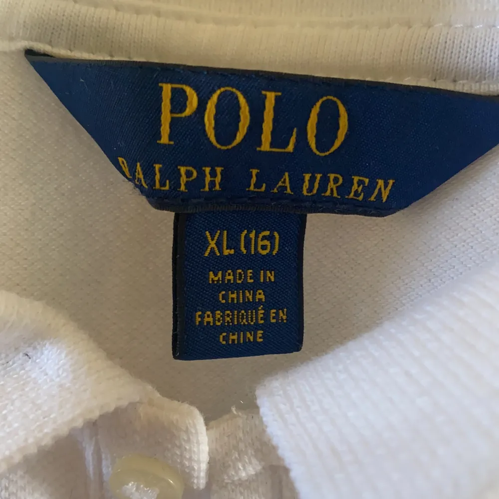 Säljer denna långärmade polo Ralph lauren tröja i strl. 16 år motsvarande XS-S 😊. Tröjor & Koftor.