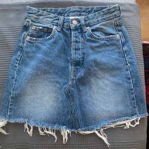 Kjol jeans 34 - Slutsåld jeanskjol, verkligen perfekt. Fått jättemånga komplimanger. För liten för mig nu tyvärr!