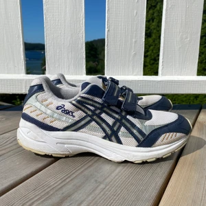 Vintage sneakers med kardborre - Säljer dessa så coola vintage sneakers med kardborre från asics. Guldiga och blåa detaljer. Storlek 38-39. I gott skick.