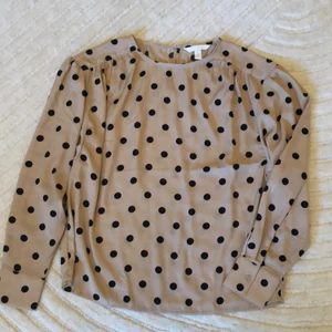 Prickig blus från HM - Söt prickig topp från HM i tunt tyg, passar nu till sommaren