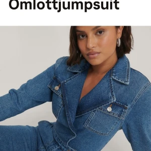 NA-KD Jeans jumpsuit XS - Kostar ordinarie 620 kr. Vänligen läs innan du köper. Endast SERIÖSA KÖPARE tack! DETALJER: Köpt på NA-KD. Liten i storleken som XS! ALDRIG ANVÄND PGA DEN EJ PASSAR. KÖPARE STÅR FÖR ALL FRAKT. ENDAST SWISH!