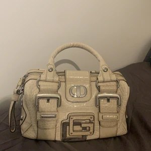 Vintige Guess väska - Jätte fin vintige guessväska som är rymlig för mycket grejer, buda från 400 kr