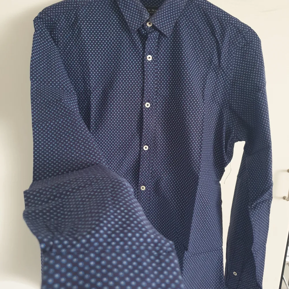 Manlig skjortor, helt nya... fin skick 😍 allt för bara 1000 kr . Skjortor.