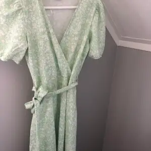 Super populär grön somrig klänning från Gina Tricot. Slutsåld!