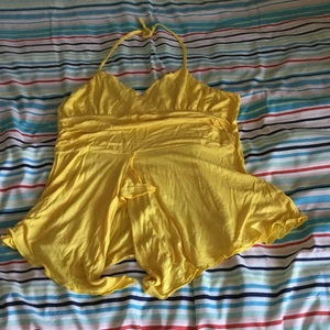 Oppen rygg topp  - Passar m- l.man kan ha den som oppen rygg eller topps . Finns fler bilder 