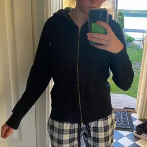 Jag säljer en svart basic hoodie med dragskedja. Den har slitsar i armarna. Jättebekväm och passar till allt. I bra skick och inte använd mycket. I storlek M men skulle säga att den sitter bra på S också.